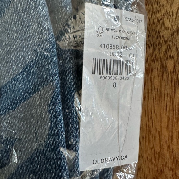 Old navy Courtney loose med jeans size 8 NWT - Picture 2 of 4